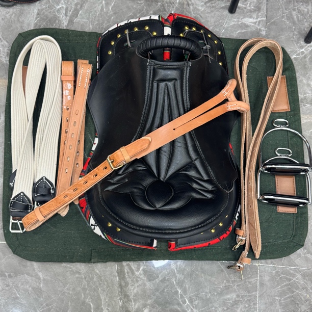 超纤皮软座游客马鞍带钢板骨架全套马具配件适合骑马马术运动