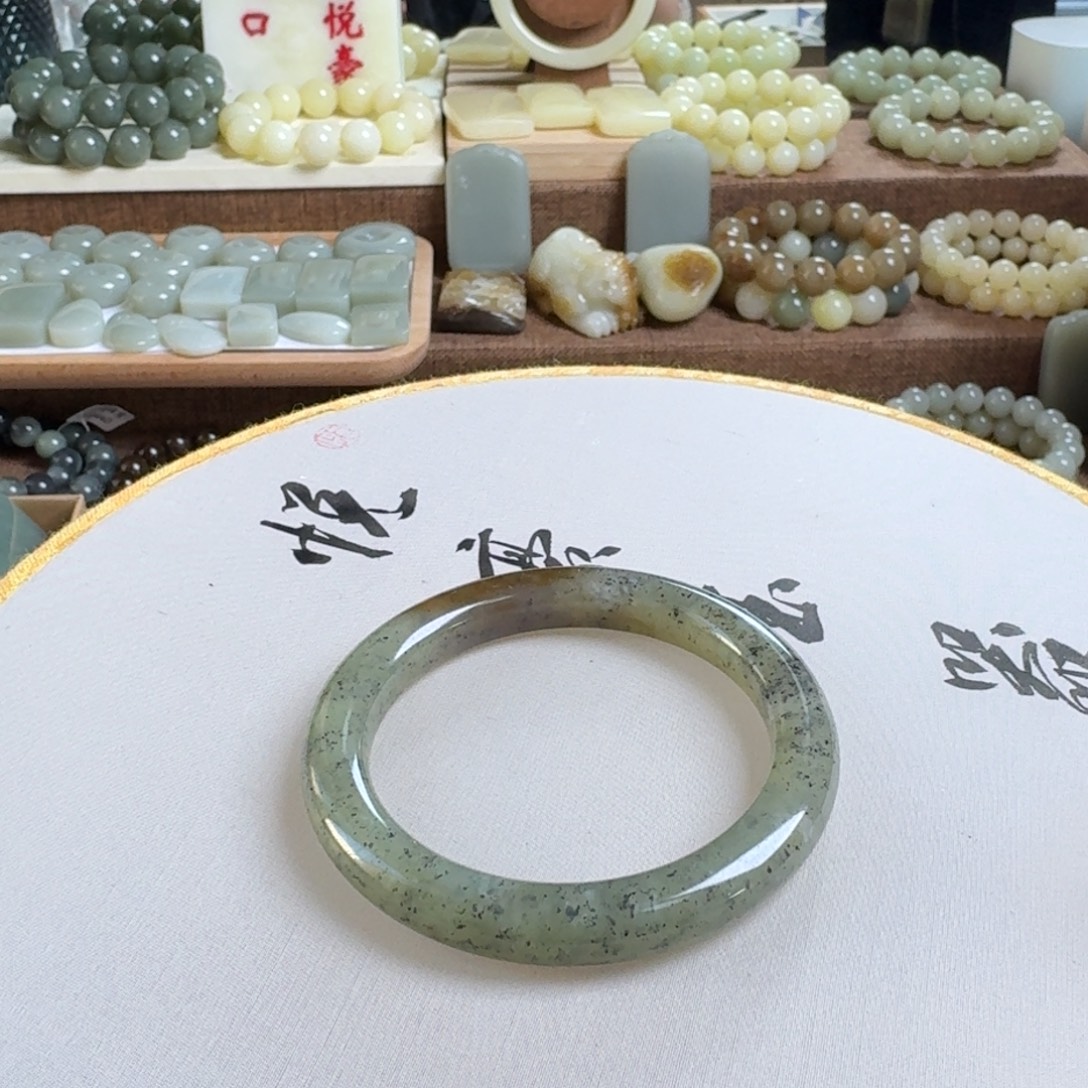 七***月和田玉未镶嵌手镯