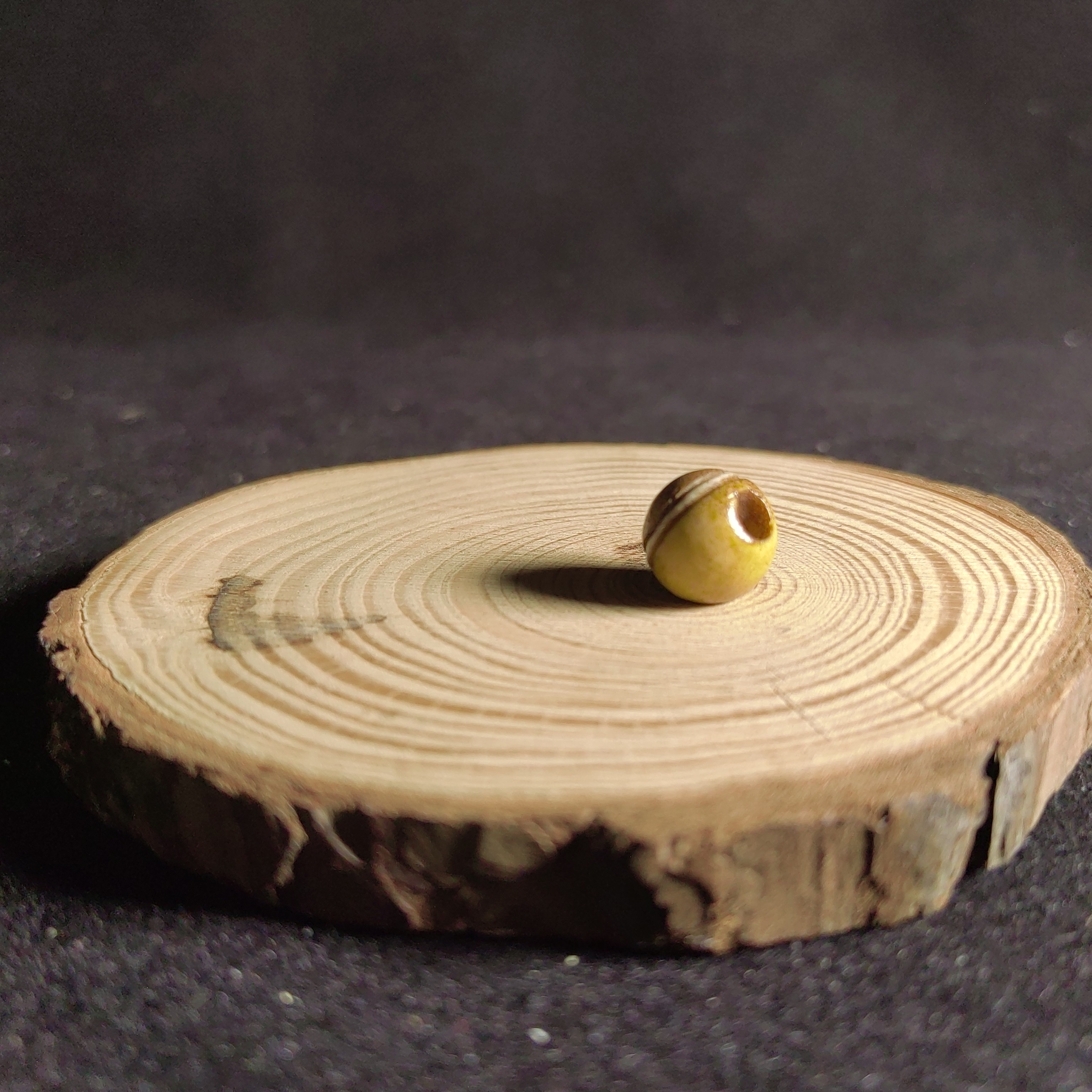 鹿角根付《铃铛》采用古法炼色工艺，盘玩更加柔润古朴。