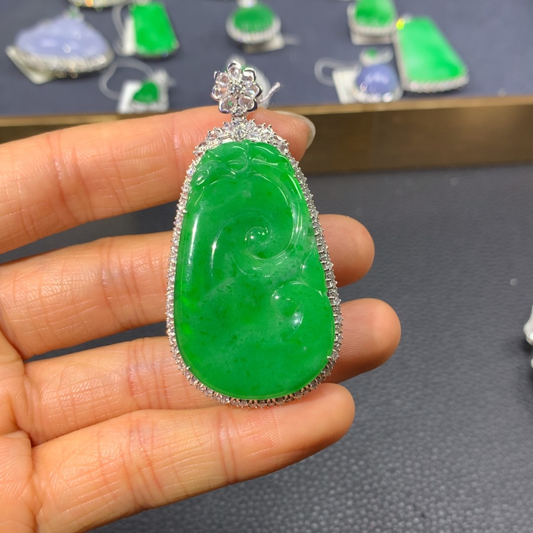 翡翠颈饰18K金镶嵌翡翠