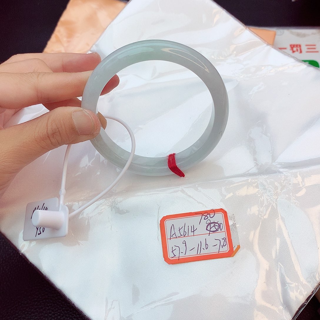 翡翠手镯未镶嵌翡翠