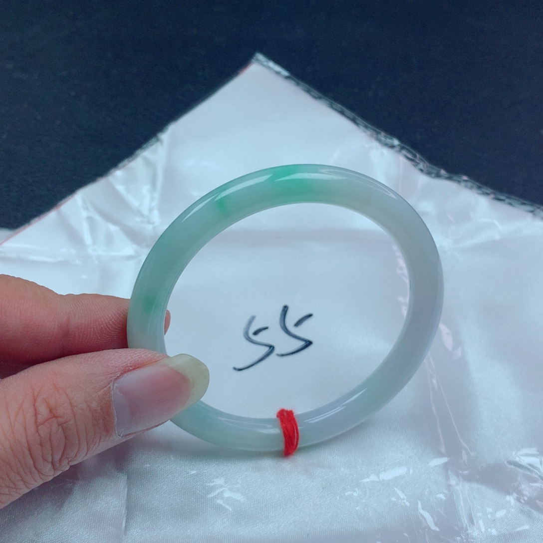 翡翠手镯未镶嵌翡翠手镯