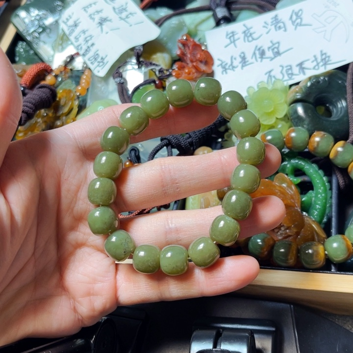 透闪石质玉颈饰未镶嵌