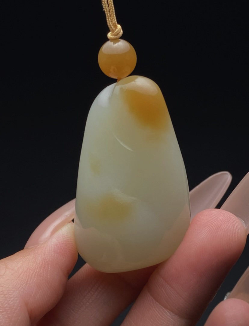 新疆和田玉且末料《石来运转》玉质细腻超润 尺寸42*25*17㎜重28.8克