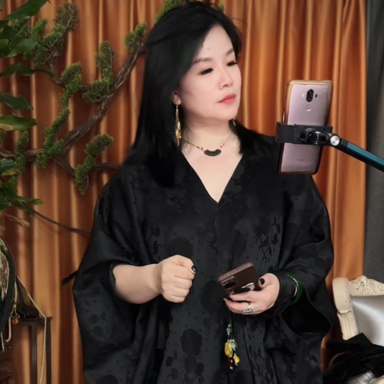 黑色提花V领连衣裙