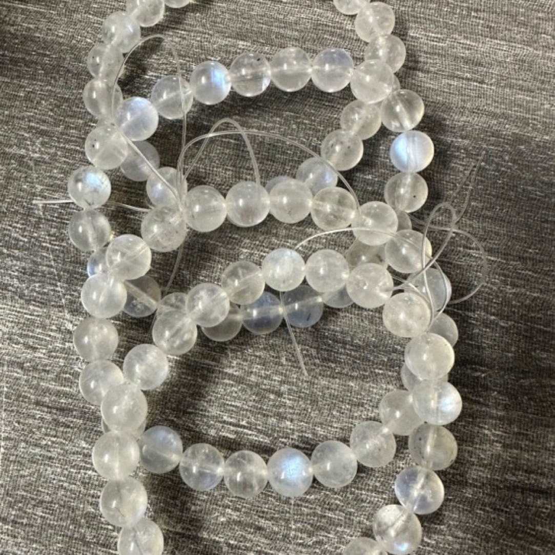 天然蓝月光单圈手串  微黑点，介意勿拍！！！（多样性发一条）