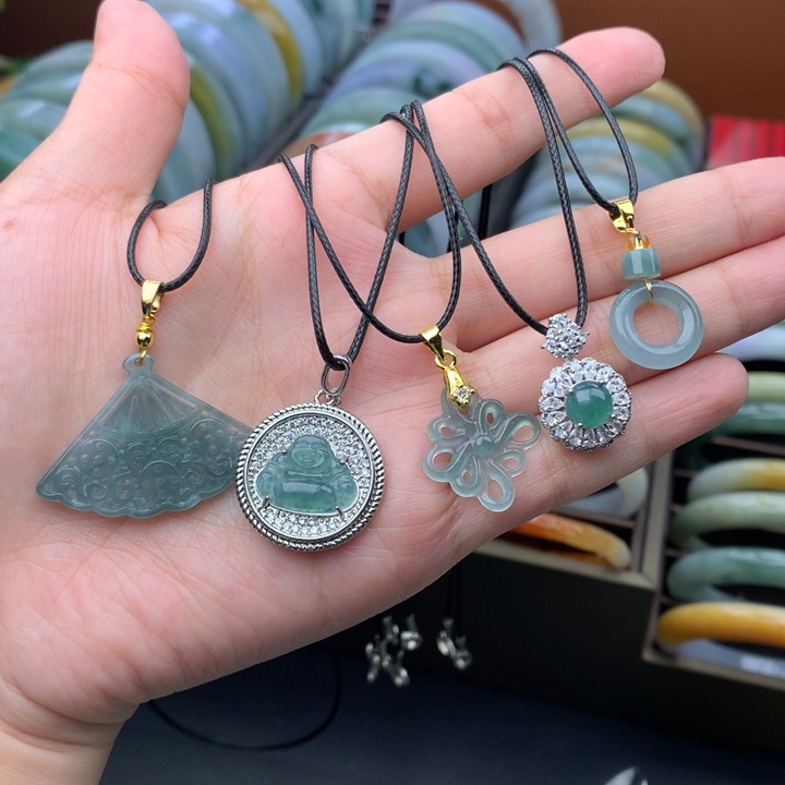 翡翠未镶嵌颈饰多样性发一件