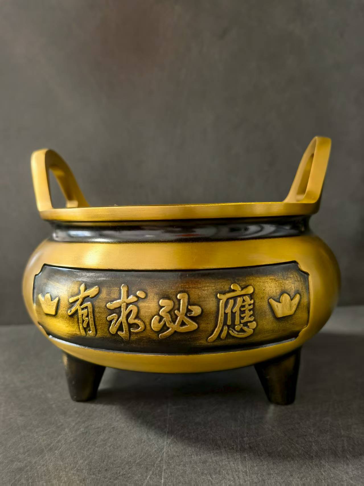 佛堂供奉观音财神香炉