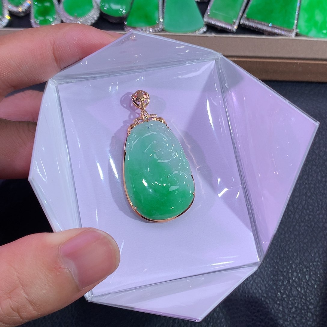 翡翠吊坠(赠链)18K金镶嵌