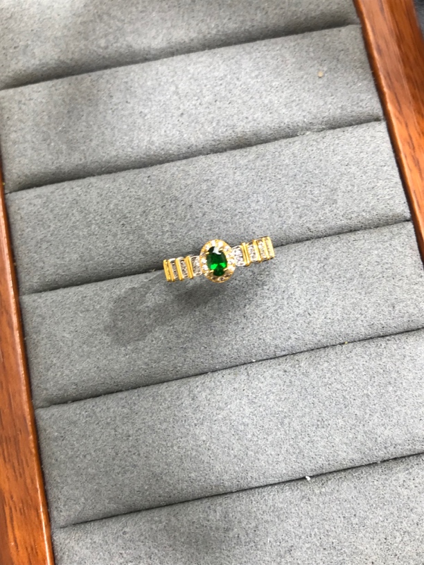 天然沙弗莱戒指浓绿色