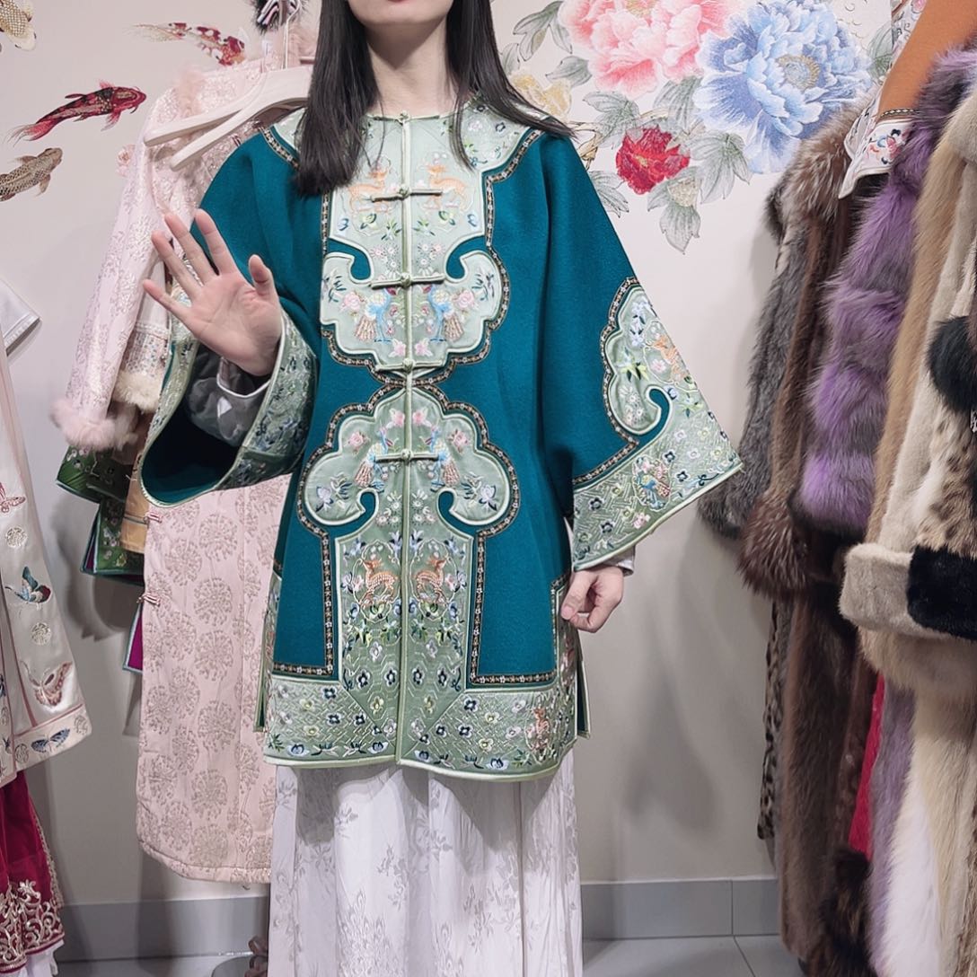 圆领中开羊绒太太服