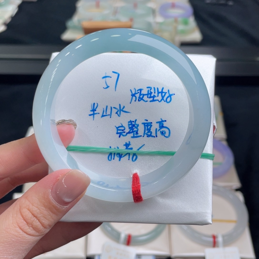 翡翠手镯未镶嵌翡翠