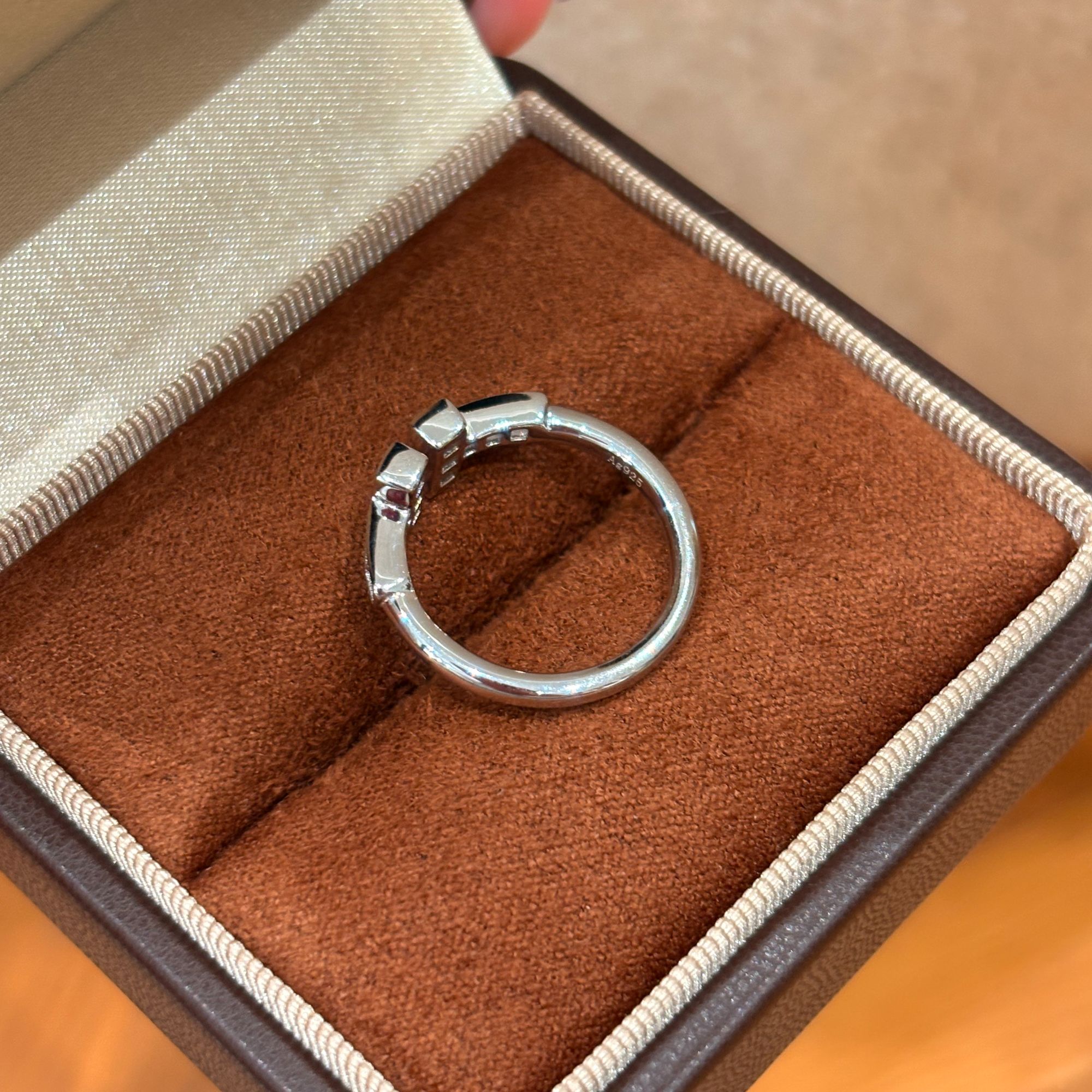 恒美娜 925银莫桑石戒指 双T戒指 时尚高奢简约排戒镶嵌带钻精致Y