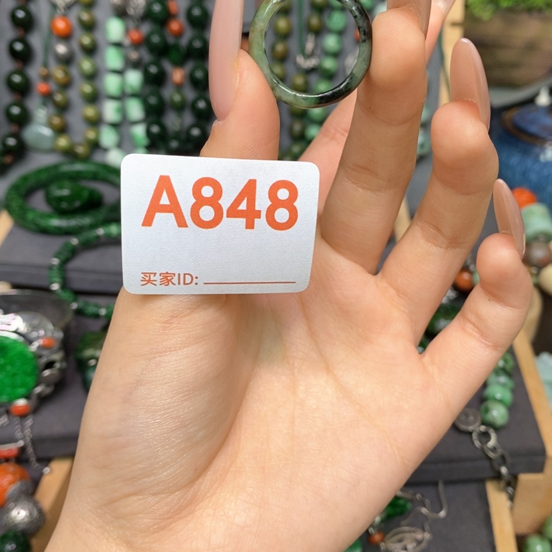 翡翠戒指未镶嵌漂亮美眉