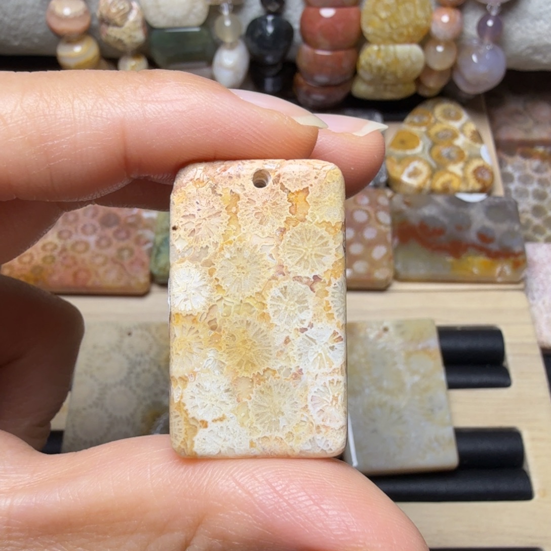 硅化玉未镶嵌黄粉花，边缘有骨骼