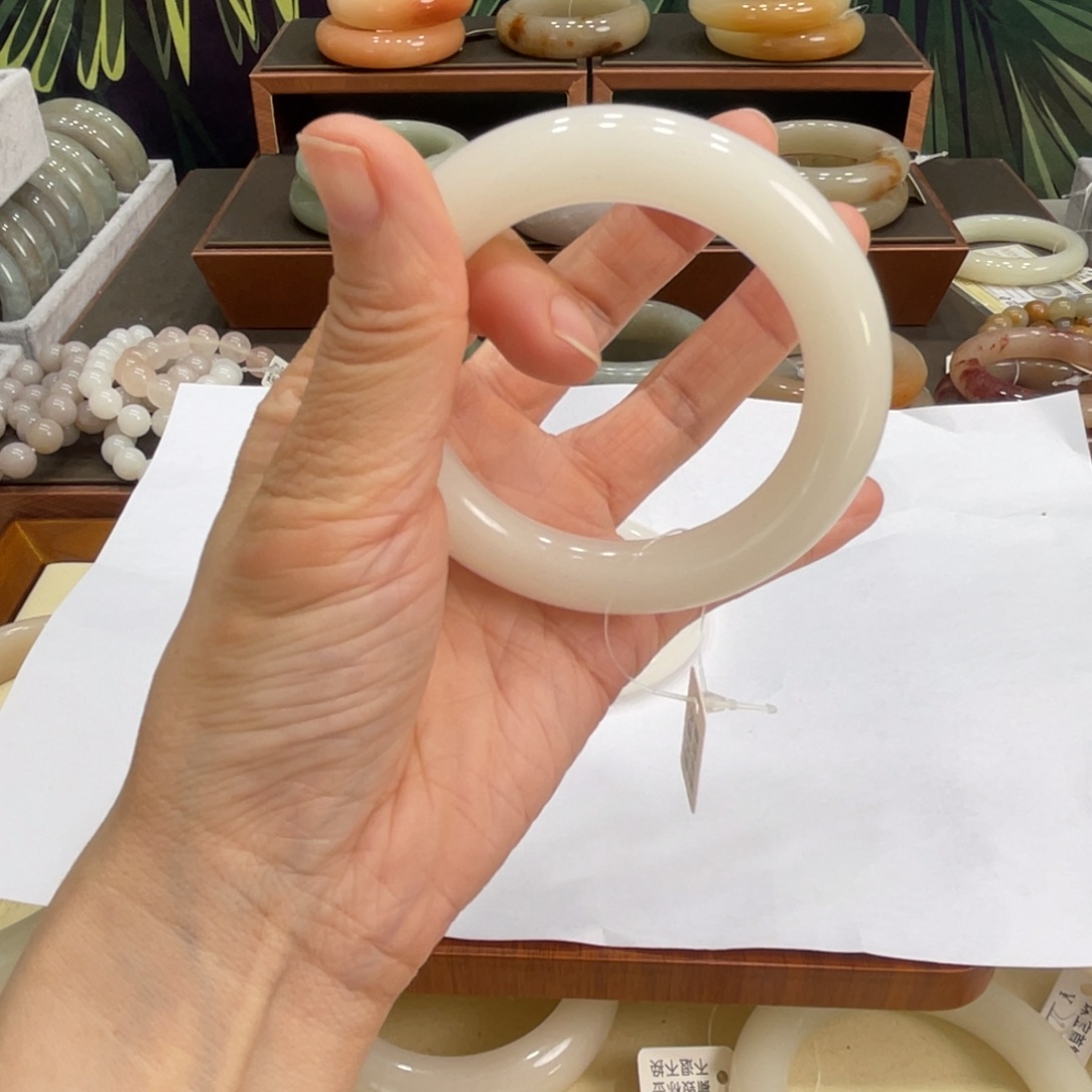 念***念石英岩玉未镶嵌手镯