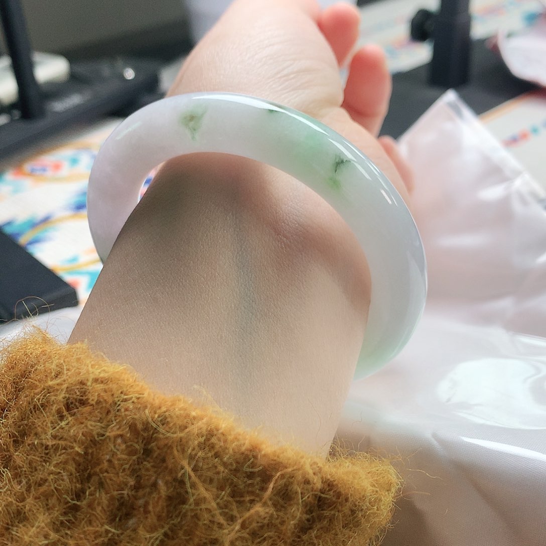 翡翠手镯未镶嵌57圆