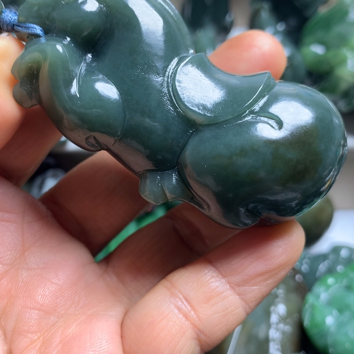 辰***沙和田玉未镶嵌颈饰