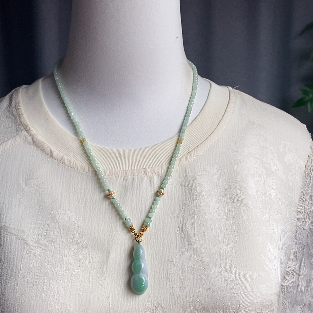 翡翠未镶嵌吊坠(赠链)