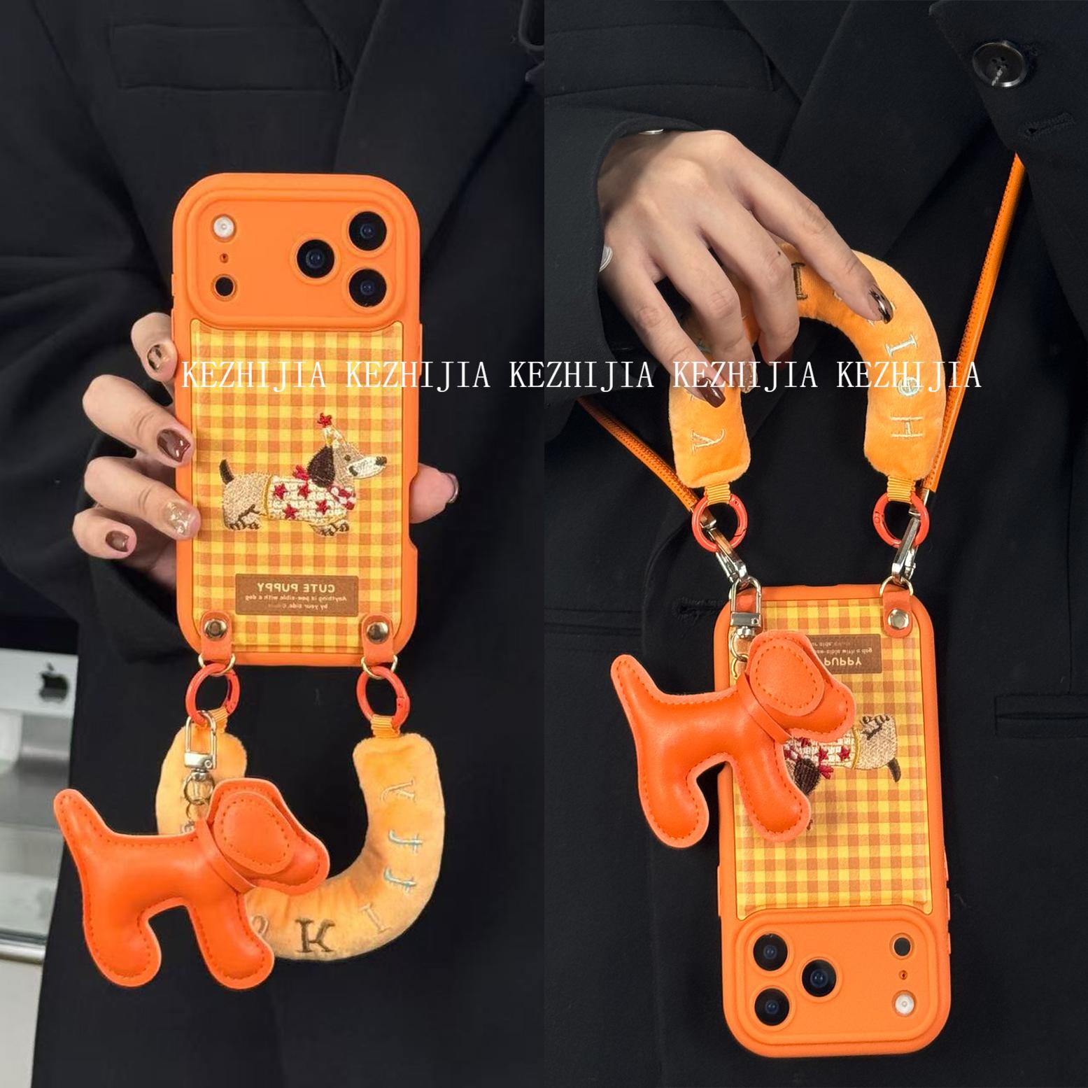 【壳之】刺绣腊肠狗橙格皮纹圆边适用苹果17/16/15/14Promax手机壳