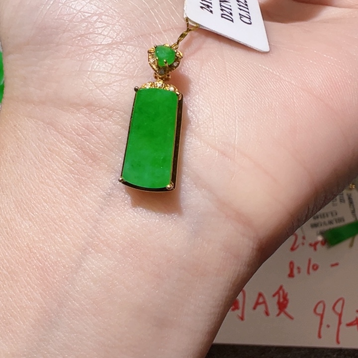 翡翠挂件18K金镶嵌田**心翡翠