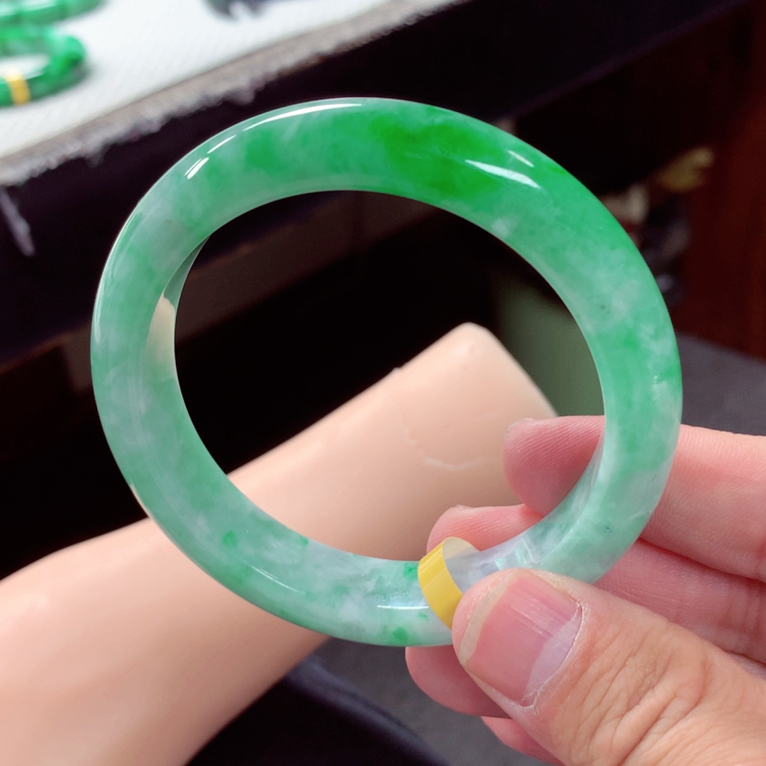 翡翠手镯未镶嵌八****缅甸