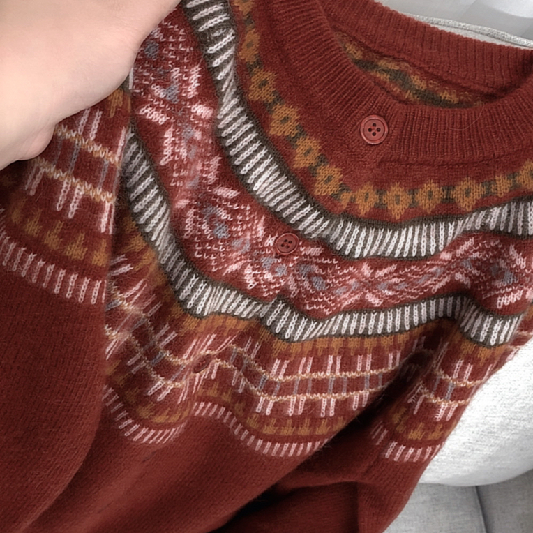 宝衣家 冬款丝绒红费尔岛蜜熊绒圆领开衫