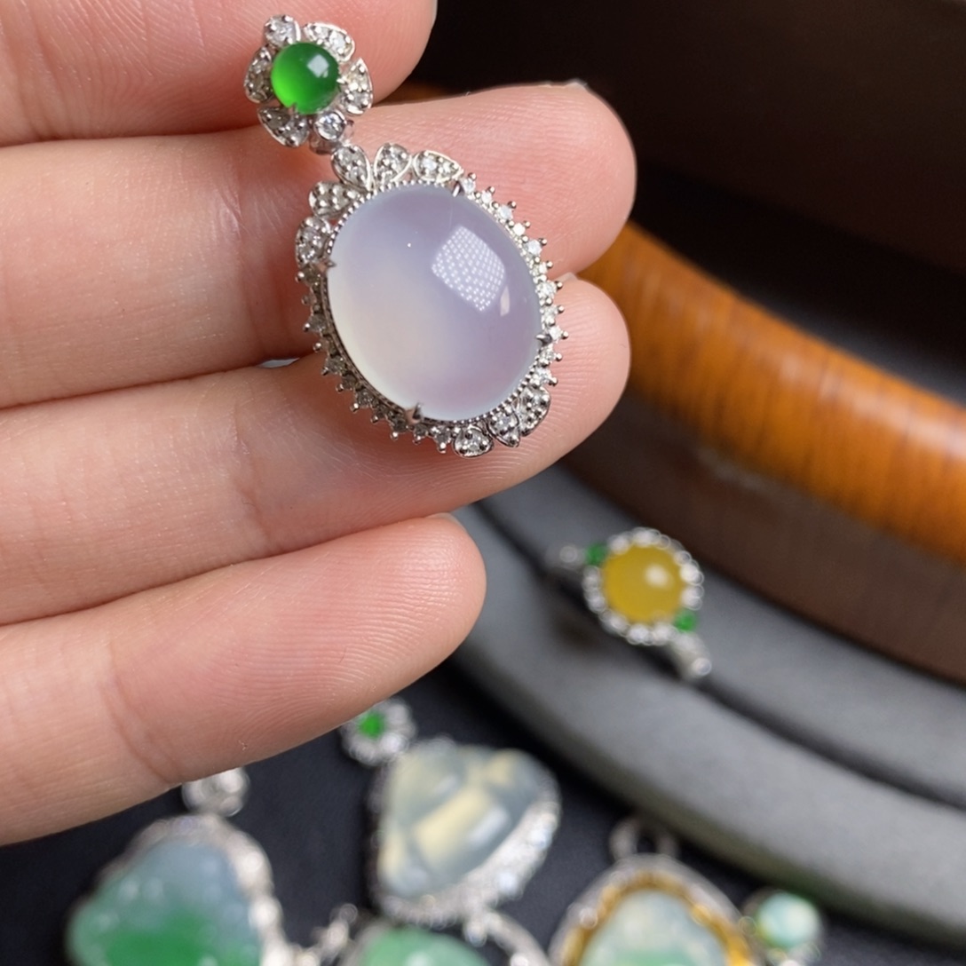 翡翠颈饰18K金镶嵌18Ｋ金蛋面吊坠