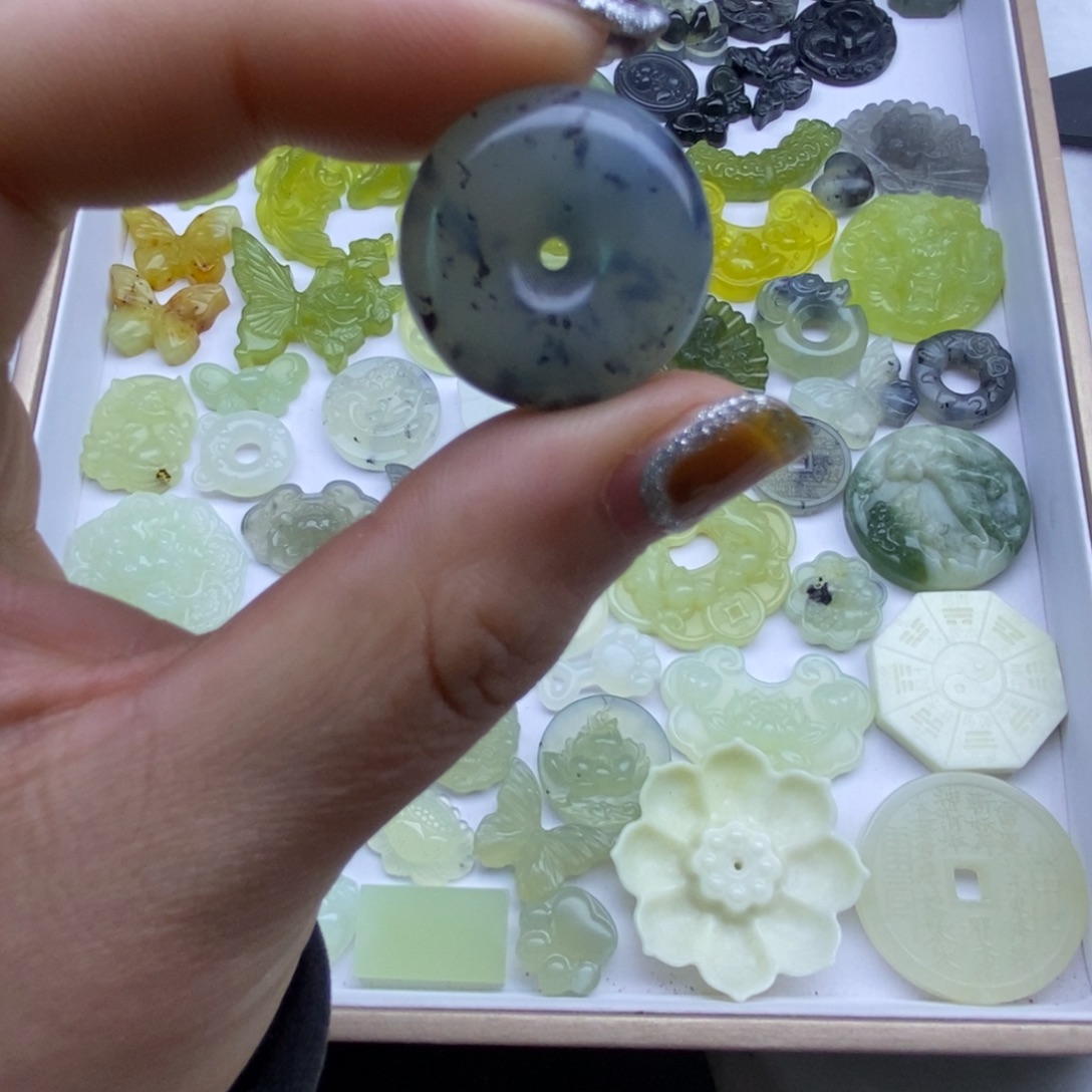 蛇纹石玉未镶嵌颈饰