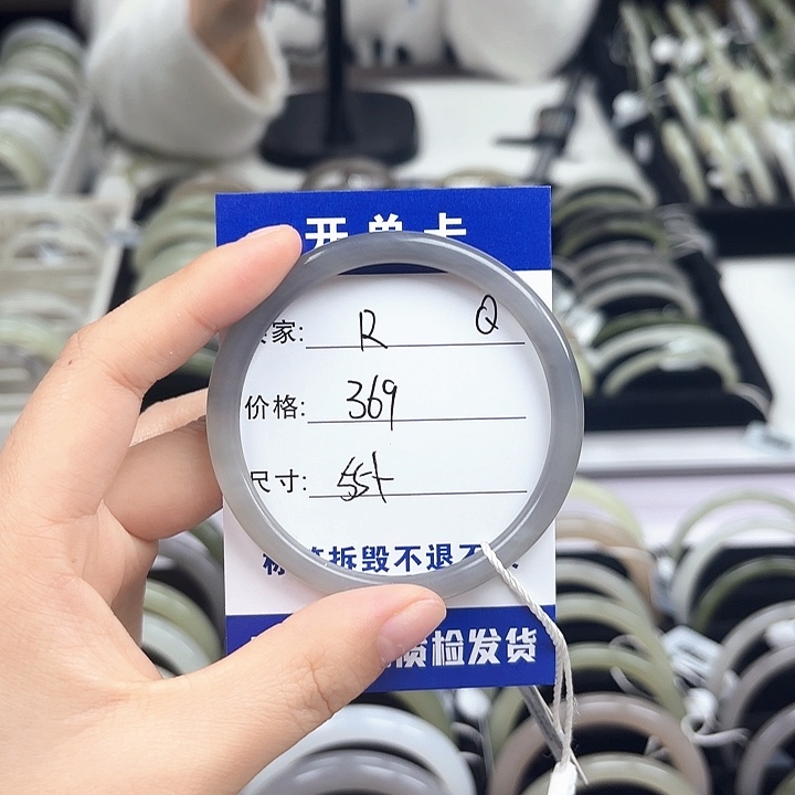 T***R和田玉未镶嵌手镯