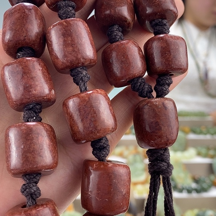 岫岩河磨玉（透闪石质玉）手持未镶嵌