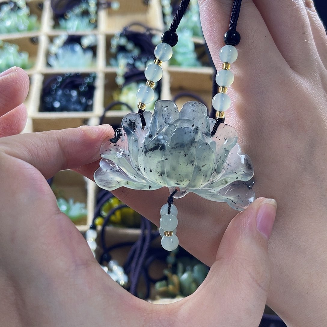 蛇纹石玉颈饰合金