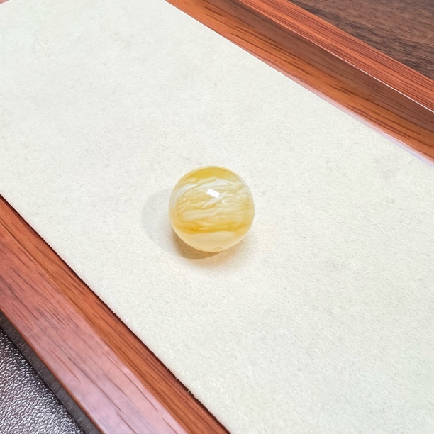 15.5mm天然原矿蜜蜡圆珠，金底虎皮细纹圆珠，重2.12克，全品。
