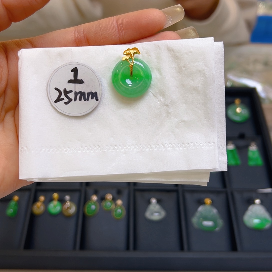 翡翠颈饰18K金镶嵌翡翠