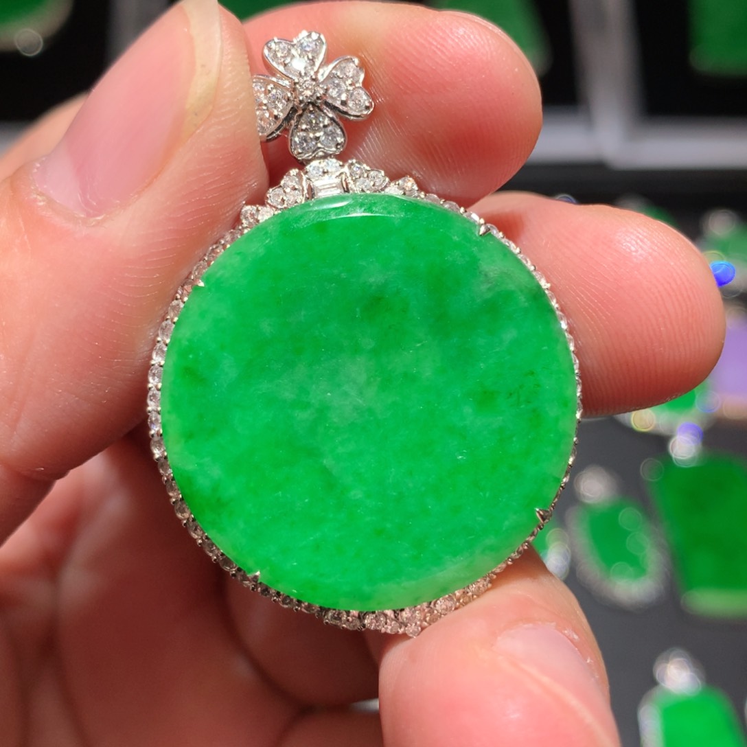 翡翠颈饰18K金镶嵌翡翠