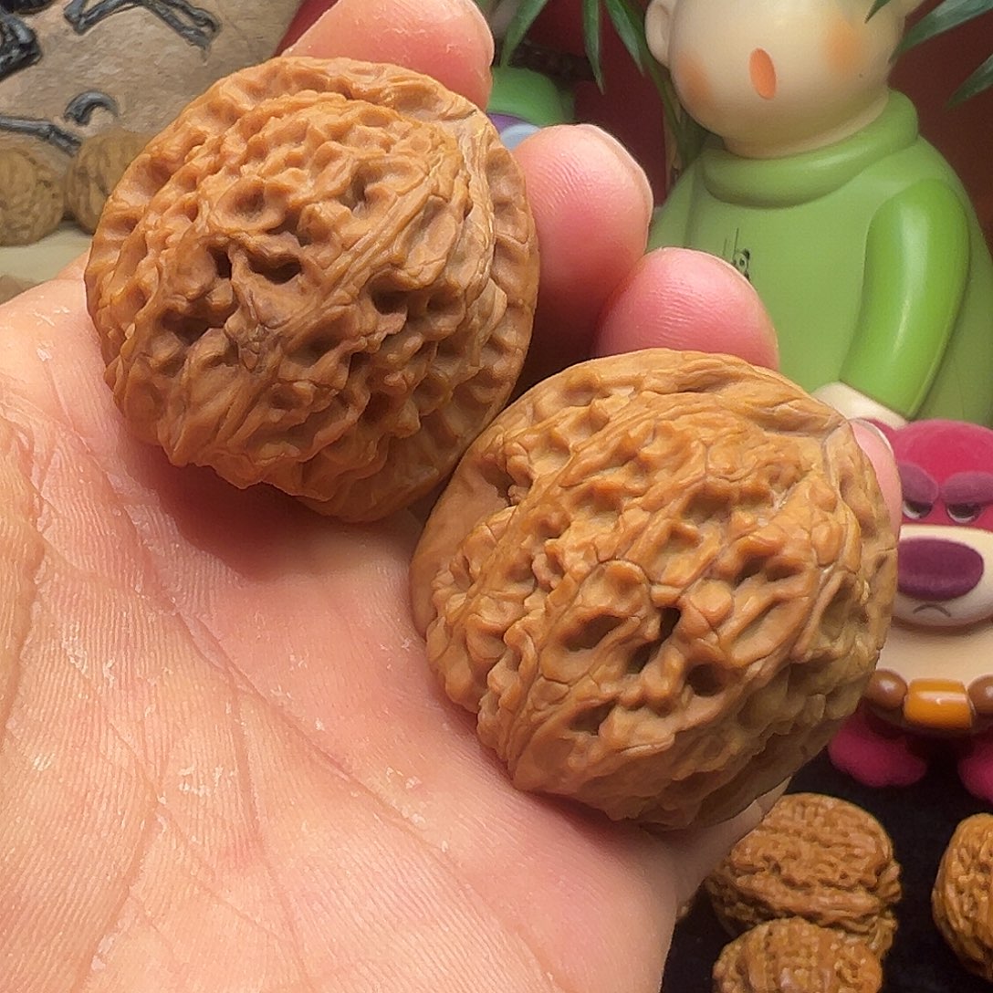 文玩核桃吊坠白狮子有黄