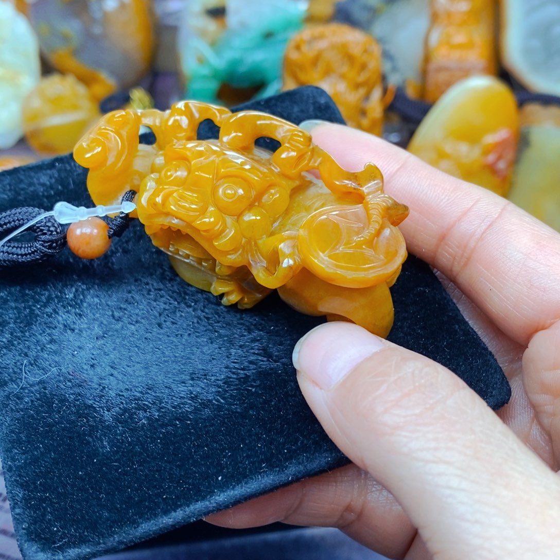 未镶嵌石英质玉（黄龙玉）颈饰