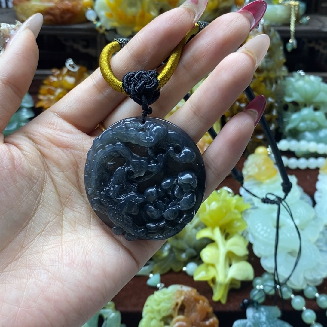 蛇纹石玉颈饰未镶嵌