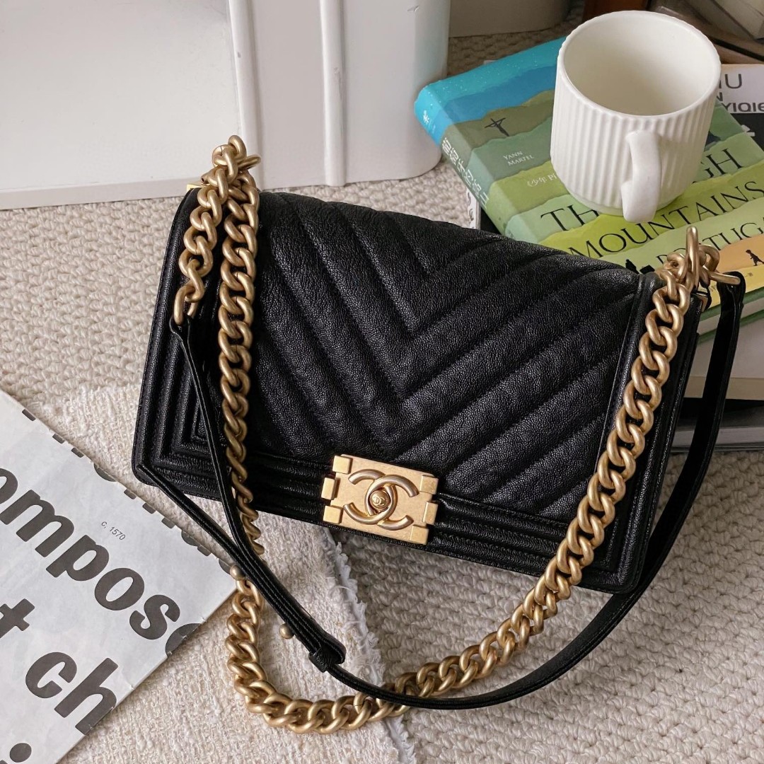 95新 Chanel/香奈儿 黑金V纹荔枝牛皮 中号 Leboy26开 BJM2-6554