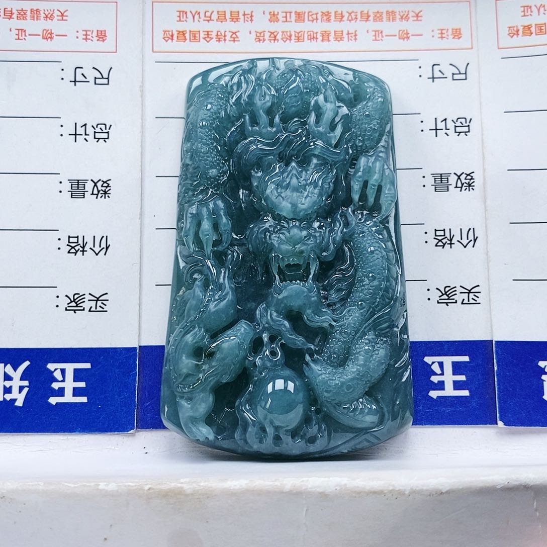 翡翠未镶嵌颈饰龙牌