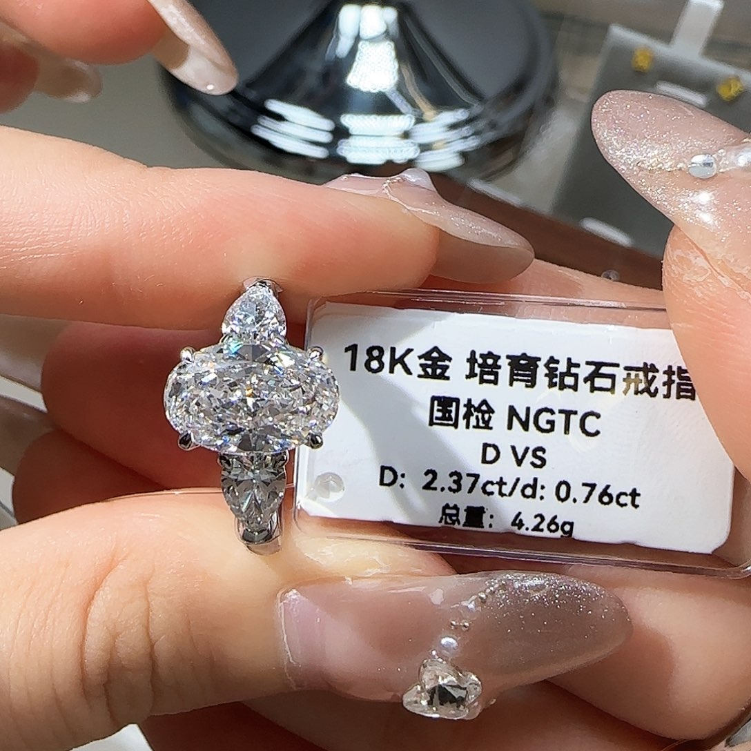 实验室培育钻石18K金镶嵌2.37椭圆三石 13
