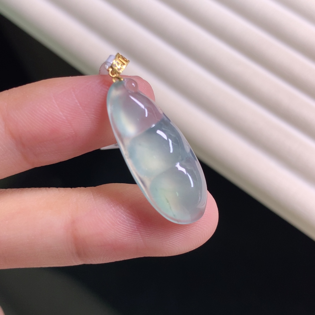 翡翠颈饰18K金镶嵌福豆