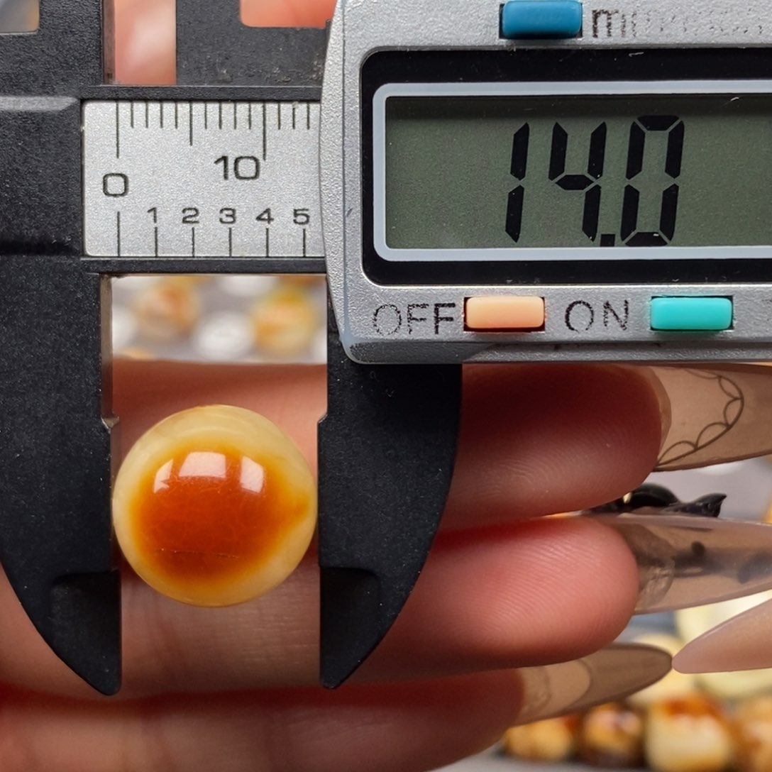 裸石琥珀未镶嵌圆珠