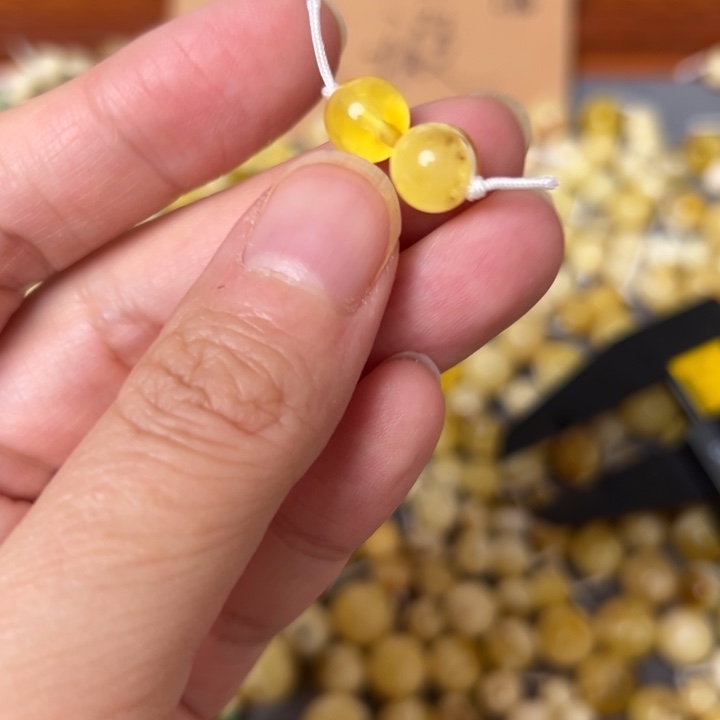 蜜蜡未镶嵌裸石8.5mm一对