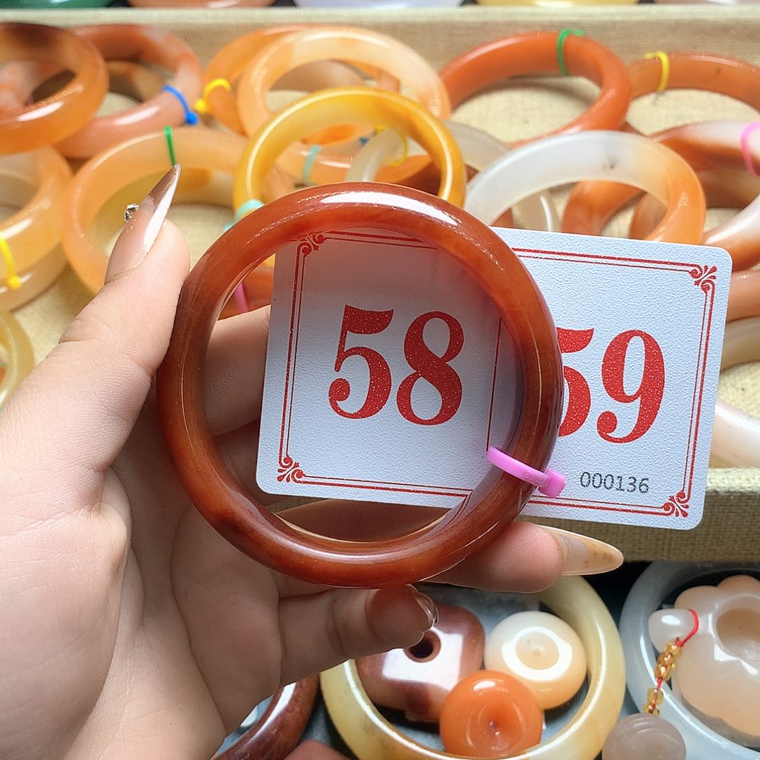 未镶嵌石英质玉（黄龙玉）手镯