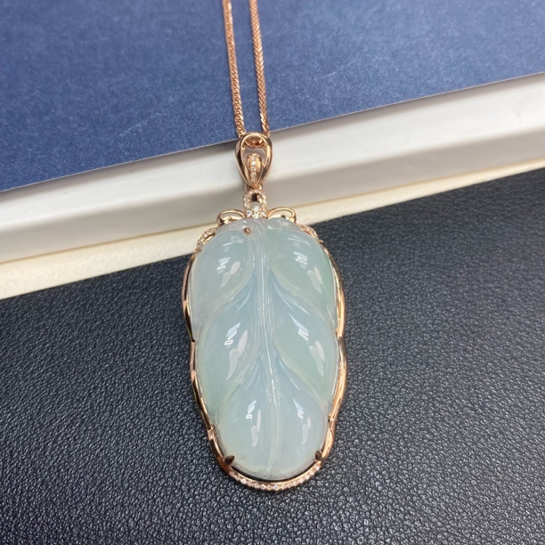 绰丽珠宝18K金镶嵌钻石天然翡翠 主石：7.46g