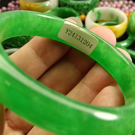 袁***生翡翠未镶嵌颈饰翡翠