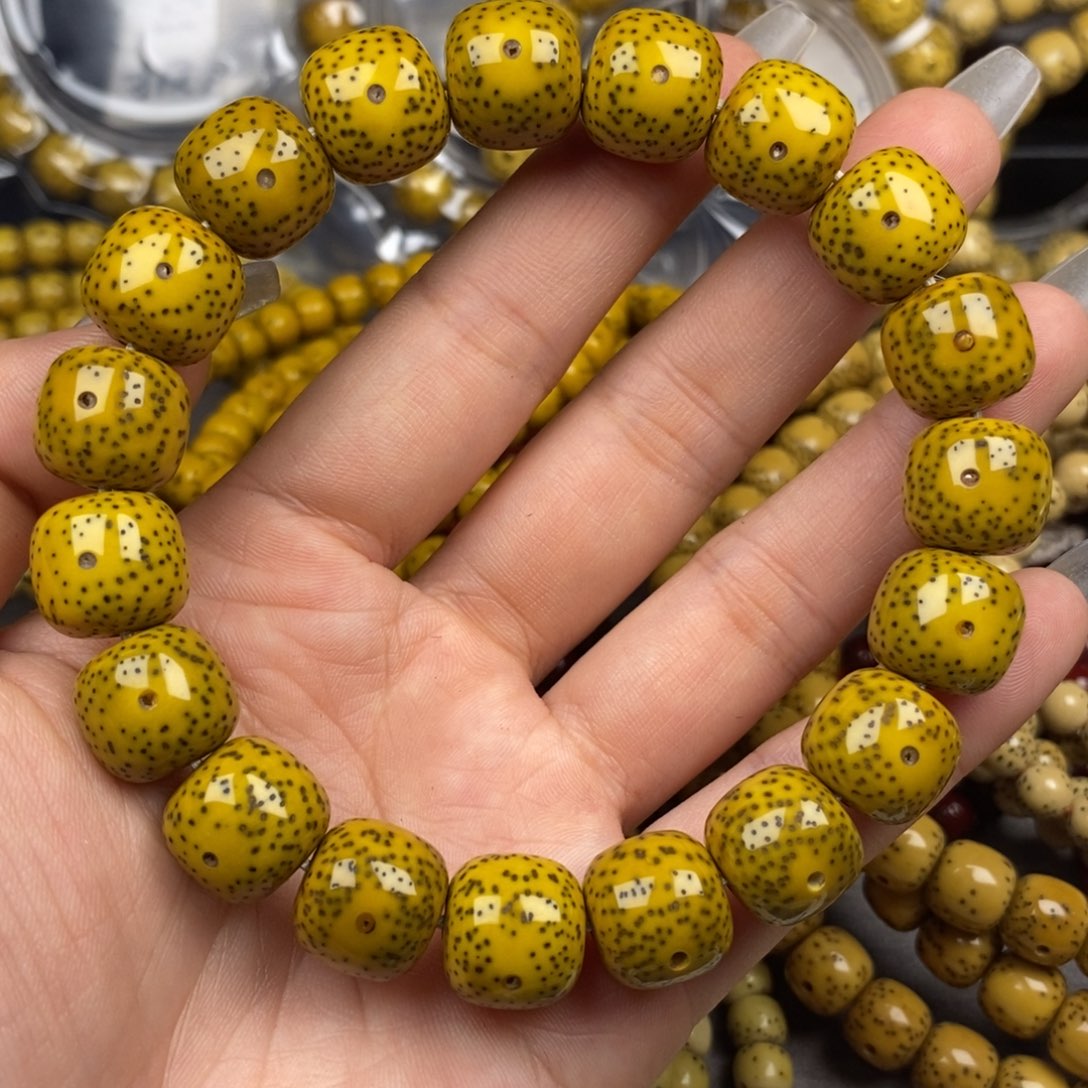 星月菩提吊坠12x13鸡油黄