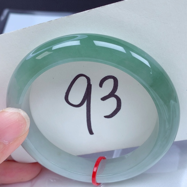 翡翠手镯未镶嵌翡翠