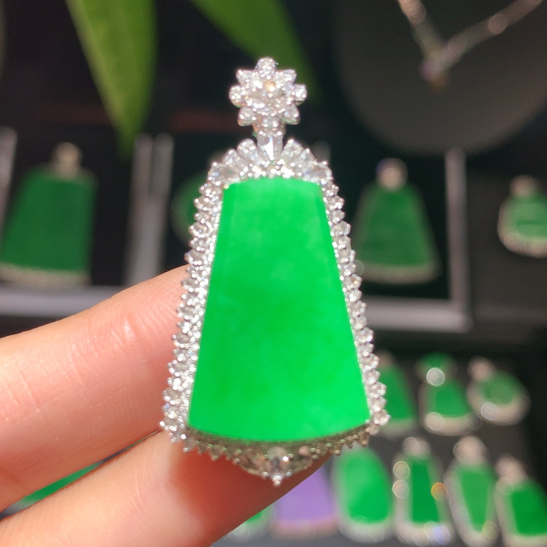 翡翠颈饰18K金镶嵌翡翠